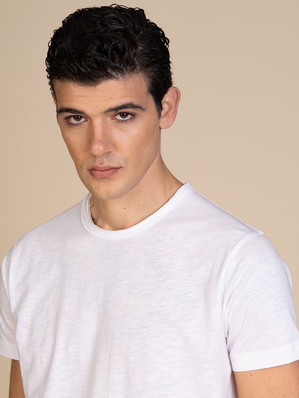 T-Shirt collo taglio vivo|Colore:Bianco