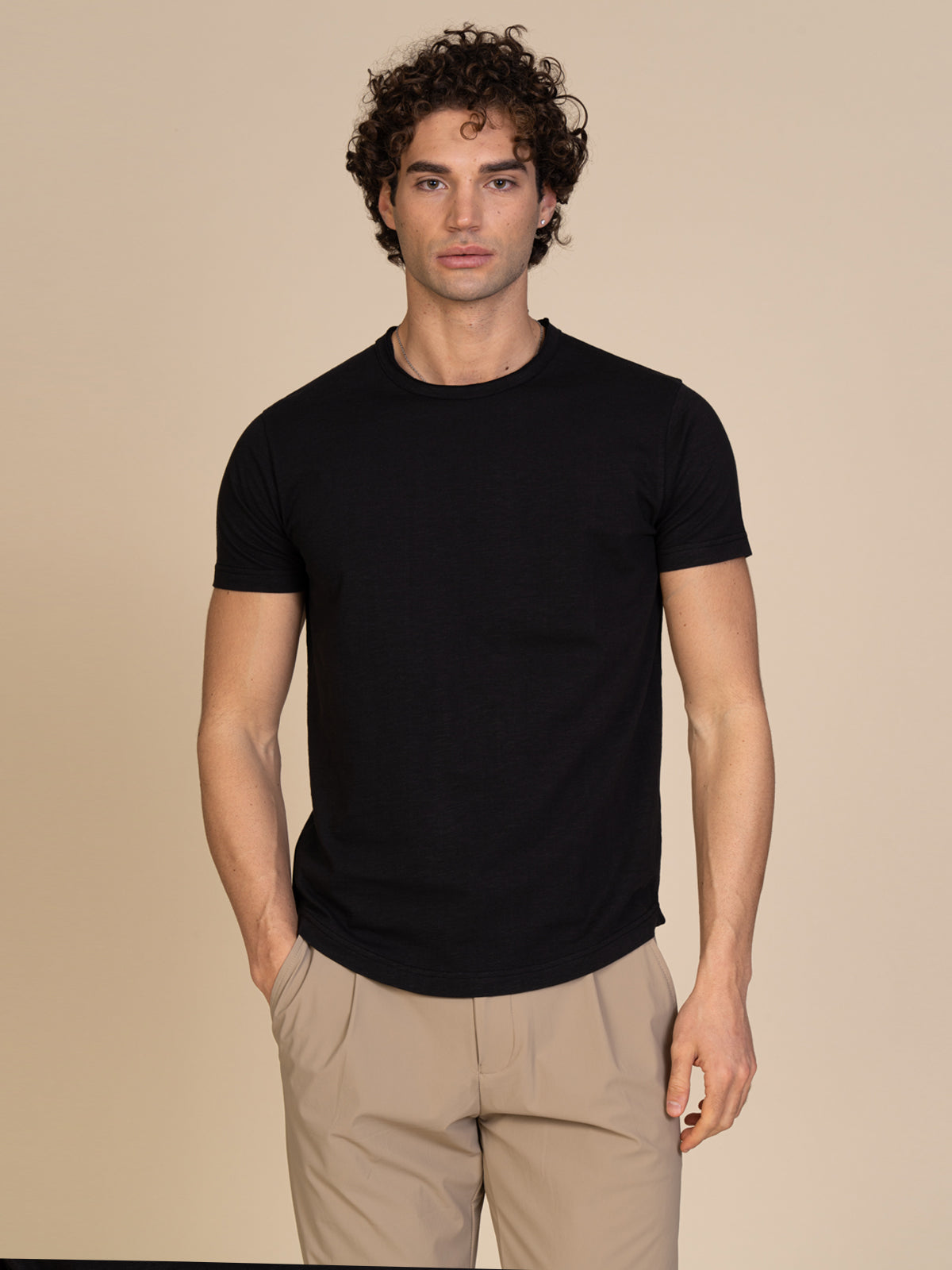 T-Shirt collo taglio vivo|Colore:Nero