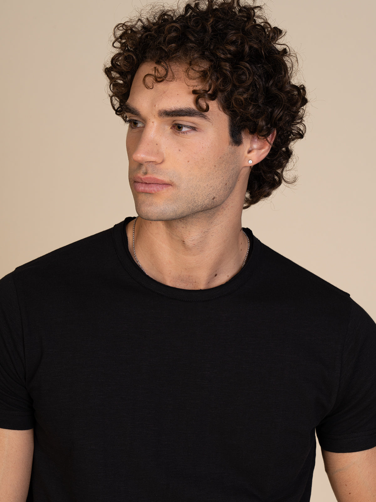 T-Shirt collo taglio vivo|Colore:Nero