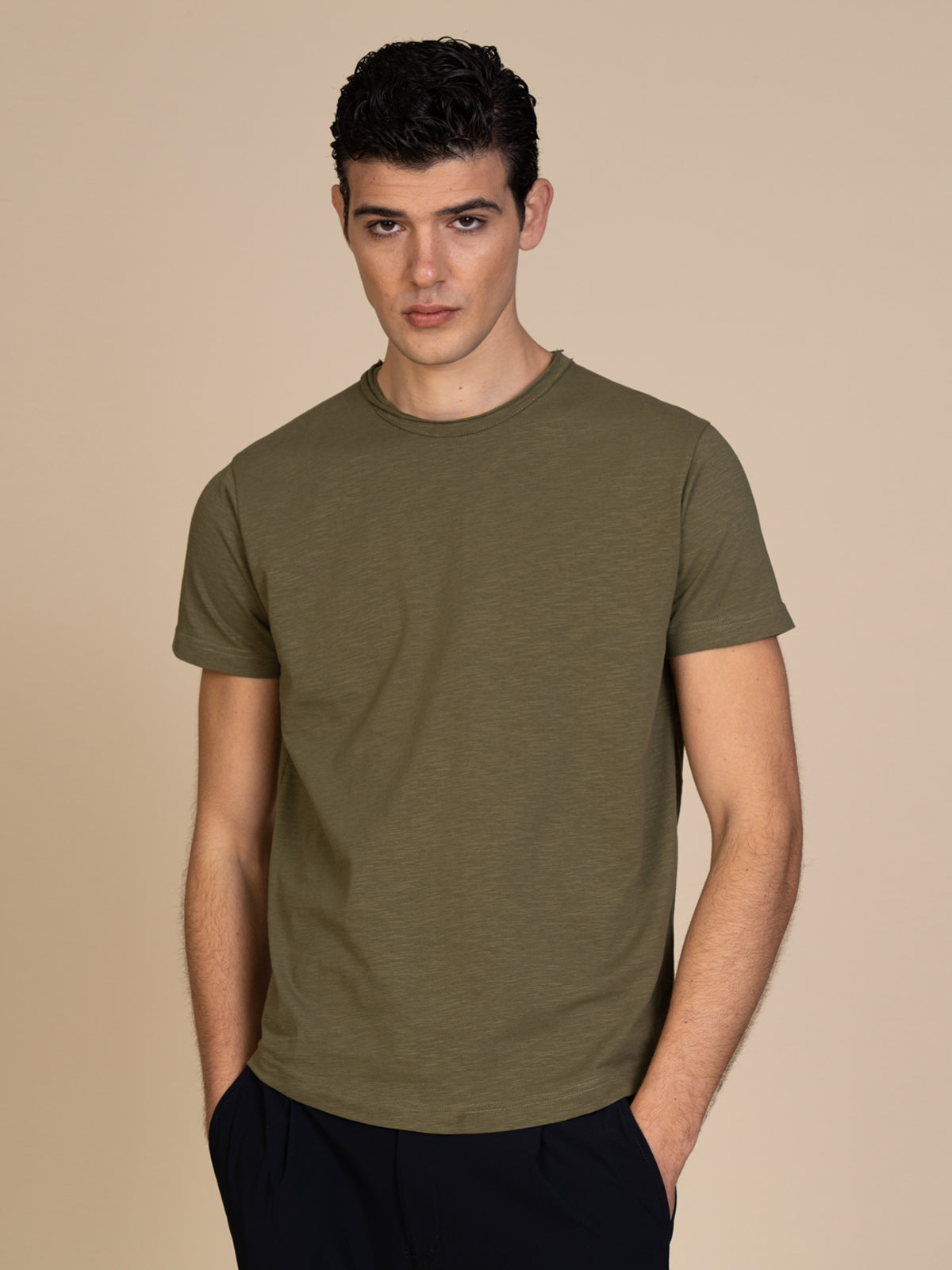 T-Shirt collo taglio vivo|Colore:Verde militare